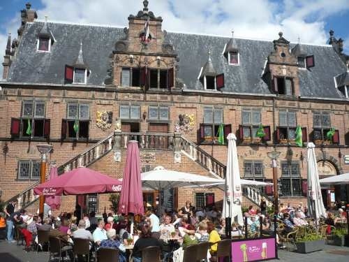 Wochenmarkt in Nijegen und Blick aufs öffentliche Leben.